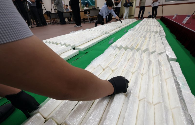 [부산=뉴시스] 하경민 기자 = 6일 부산 연제구 부산지방검찰청에서 부산지검과 부산세관이 부산신항에 입항한 중남미발 화물선 A호(9만t급)에서 적발·압수한 코카인 600㎏을 공개하고 있다. 코카인 600㎏은 약 2000만 명(시가 약 3000억원)이 동시에 투약 가능한 양으로, 이는 부산항 역대 최대 규모 마약류 적발 사례이자 지난 4월 강릉 옥계항에서 적발된 코카인 1700㎏에 이은 국내 역대 두 번째 규모의 코카인 적발 사례다. 2025.08.06. yulnetphoto@newsis.com