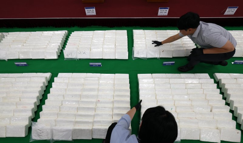 [부산=뉴시스] 하경민 기자 = 6일 부산 연제구 부산지방검찰청에서 부산지검과 부산세관이 부산신항에 입항한 중남미발 화물선 A호(9만t급)에서 적발·압수한 코카인 600㎏을 공개하고 있다. 코카인 600㎏은 약 2000만 명(시가 약 3000억원)이 동시에 투약 가능한 양으로, 이는 부산항 역대 최대 규모 마약류 적발 사례이자 지난 4월 강릉 옥계항에서 적발된 코카인 1700㎏에 이은 국내 역대 두 번째 규모의 코카인 적발 사례다. 2025.08.06. yulnetphoto@newsis.com