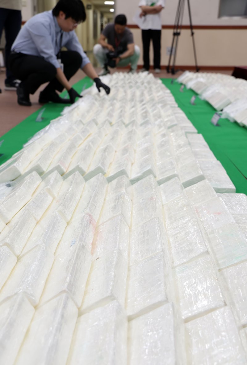 [부산=뉴시스] 하경민 기자 = 6일 부산 연제구 부산지방검찰청에서 부산지검과 부산세관이 부산신항에 입항한 중남미발 화물선 A호(9만t급)에서 적발·압수한 코카인 600㎏을 공개하고 있다. 코카인 600㎏은 약 2000만 명(시가 약 3000억원)이 동시에 투약 가능한 양으로, 이는 부산항 역대 최대 규모 마약류 적발 사례이자 지난 4월 강릉 옥계항에서 적발된 코카인 1700㎏에 이은 국내 역대 두 번째 규모의 코카인 적발 사례다. 2025.08.06. yulnetphoto@newsis.com