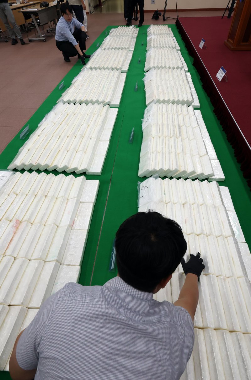 [부산=뉴시스] 하경민 기자 = 6일 부산 연제구 부산지방검찰청에서 부산지검과 부산세관이 부산신항에 입항한 중남미발 화물선 A호(9만t급)에서 적발·압수한 코카인 600㎏을 공개하고 있다. 코카인 600㎏은 약 2000만 명(시가 약 3000억원)이 동시에 투약 가능한 양으로, 이는 부산항 역대 최대 규모 마약류 적발 사례이자 지난 4월 강릉 옥계항에서 적발된 코카인 1700㎏에 이은 국내 역대 두 번째 규모의 코카인 적발 사례다. 2025.08.06. yulnetphoto@newsis.com