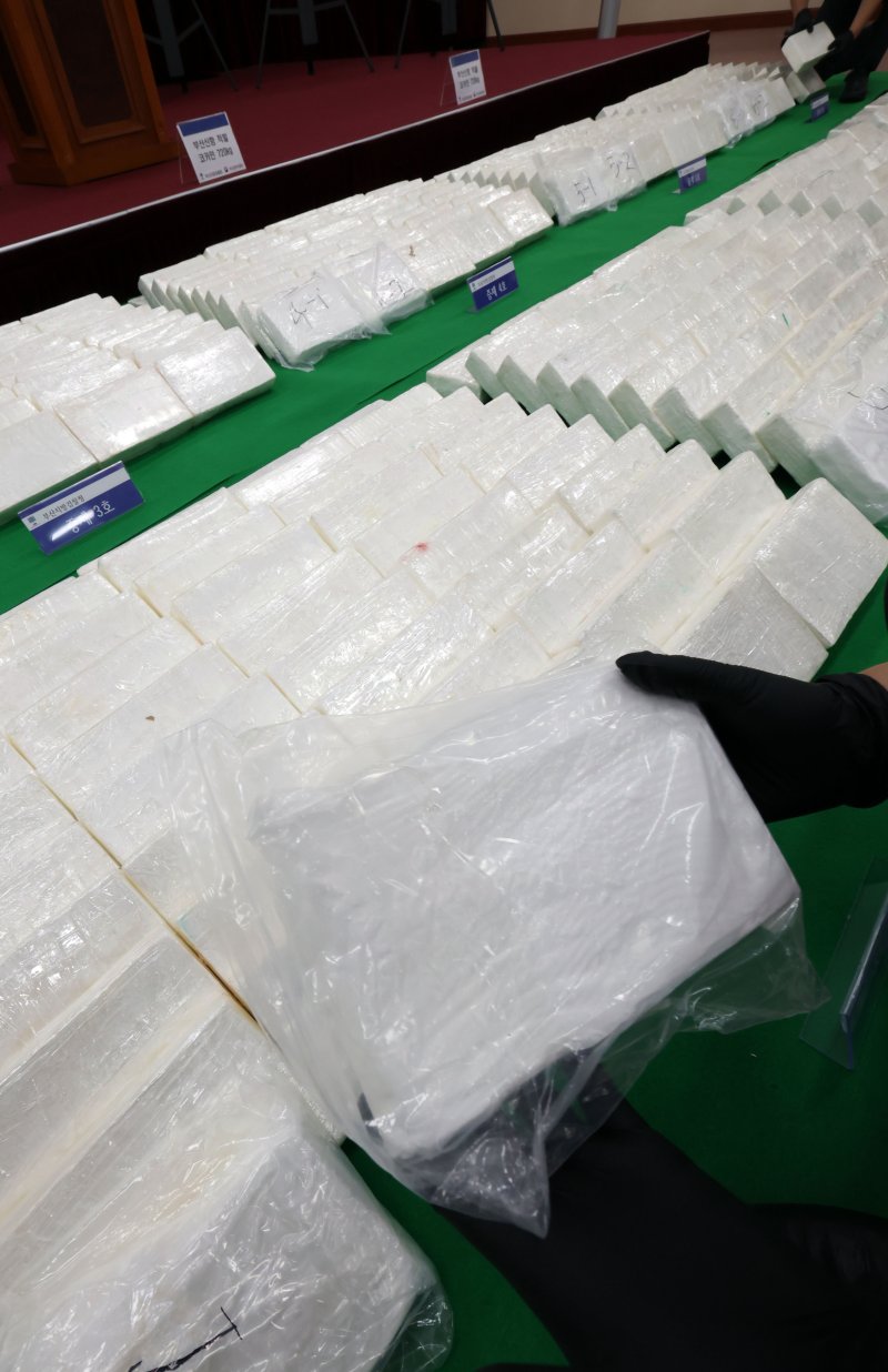 [부산=뉴시스] 하경민 기자 = 6일 부산 연제구 부산지방검찰청에서 부산지검과 부산세관이 부산신항에 입항한 중남미발 화물선 A호(9만t급)에서 적발·압수한 코카인 600㎏을 공개하고 있다. 코카인 600㎏은 약 2000만 명(시가 약 3000억원)이 동시에 투약 가능한 양으로, 이는 부산항 역대 최대 규모 마약류 적발 사례이자 지난 4월 강릉 옥계항에서 적발된 코카인 1700㎏에 이은 국내 역대 두 번째 규모의 코카인 적발 사례다. 2025.08.06. yulnetphoto@newsis.com