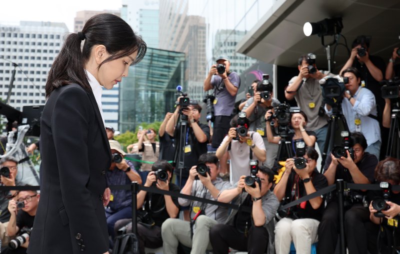 [서울=뉴시스] 이영환 기자 = 도이치모터스 주가조작 연루 의혹 등을 받는 김건희 여사가 6일 오전 서울 종로구 김건희 특검팀(특별검사 민중기)사무실에 피의자 신분으로 소환되고 있다. 2025.08.06. 20hwan@newsis.com