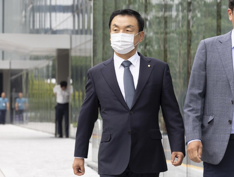 [서울=뉴시스] 김근수 기자 = 권오수 전 도이치모터스 회장이 3일 오전 서울 종로구 광화문KT 건물에 마련된 김건희 여사 관련 의혹들을 수사하는 민중기 특별검사팀 사무실을 나서고 있다. 권 전 회장은 앞서 자본시장과 금융투자업에 관한 법률(자본시장법) 위반 혐의로 재판에 넘겨져 대법원 상고심에서 징역 3년에 집행유예 4년, 벌금 5억원이 확정됐다. 도이치모터스 주가조작 사건은 권 전 회장 등이 지난 2009년 12월부터 약 3년간 이른바 '주가조작 선수'와 전·현직 증권사 임직원 등과 짜고 도이치모터스 주가를 인위적으로 부양했다는