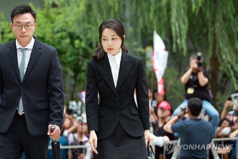 김건희, 피의자 신분으로 특검 출석 (출처=연합뉴스)