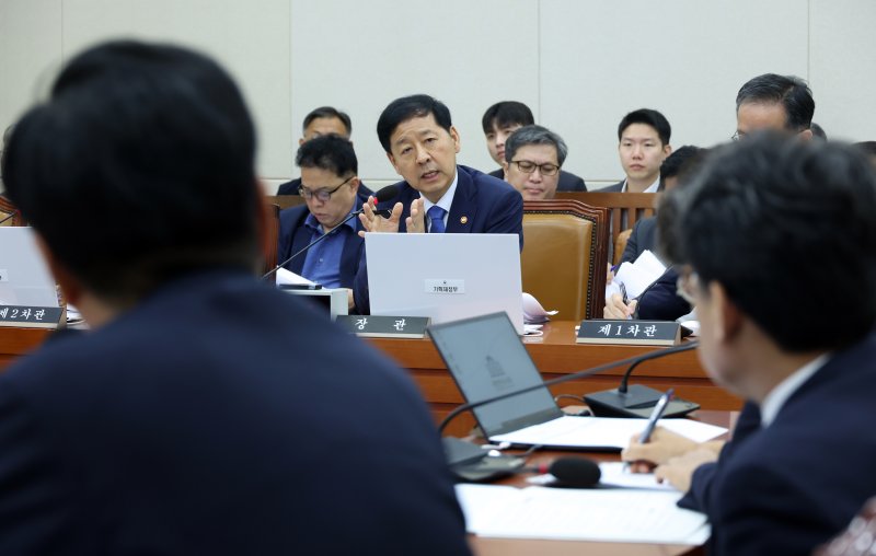 구윤철 경제부총리 겸 기획재정부 장관이 6일 서울 여의도 국회에서 열린 기획재정위원회 전체회의에서 조승래 더불어민주당 의원 질의에 답하고 있다. 사진=뉴시스