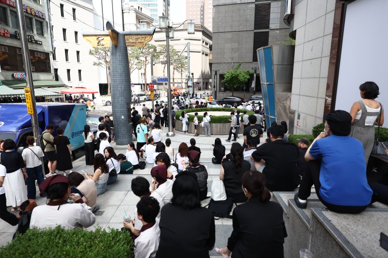 지난 5일 오후 서울 신세계백화점 본점에서 한 인터넷 커뮤니티에 해당 백화점 내부에 폭발물을 설치했다는 협박글이 올라와 이용객들이 대피해 있다. 2025.8.5/뉴스1 ⓒ News1 김민지 기자