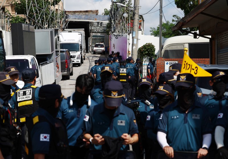 경찰이 서울서부지법 폭동 사태 배후로 의심 받는 전광훈 목사와 사랑제일교회에 대한 압수수색을 진행 중인 5일 오전 서울 성북구 사랑제일교회 앞에서 경찰들이 경계 근무를 서고 있다. 2025.8.5/뉴스1 ⓒ News1 김민지 기자