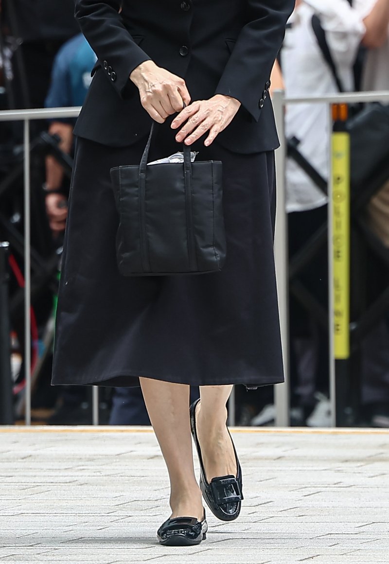 윤석열 전 대통령 부인 김건희 여사가 6일 서울 종로구에 마련된 김건희 특검팀(특별검사 민중기) 사무실로 조사를 받기 위해 출석했다. 사진은 김여사가 착용한 구두와 가방. 2025.8.6/뉴스1 ⓒ News1 김도우 기자