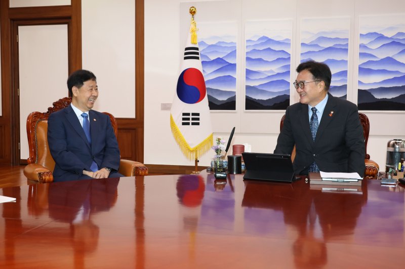 우원식 국회의장이 6일 오전 서울 여의도 국회 의장집무실에서 구윤철 경제부총리 겸 기획재정부 장관을 접견, 환담하고 있다. 2025.8.6/뉴스1 ⓒ News1 이광호 기자
