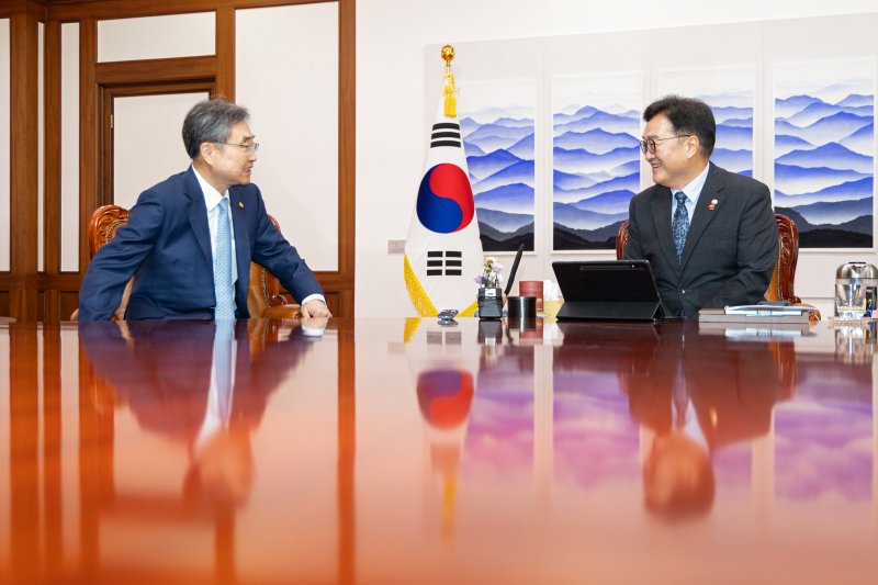 우원식 국회의장이 6일 서울 여의도 국회 집무실에서 조현 외교부 장관을 접견하고 있다. 2025.8.6/뉴스1 ⓒ News1 이승배 기자