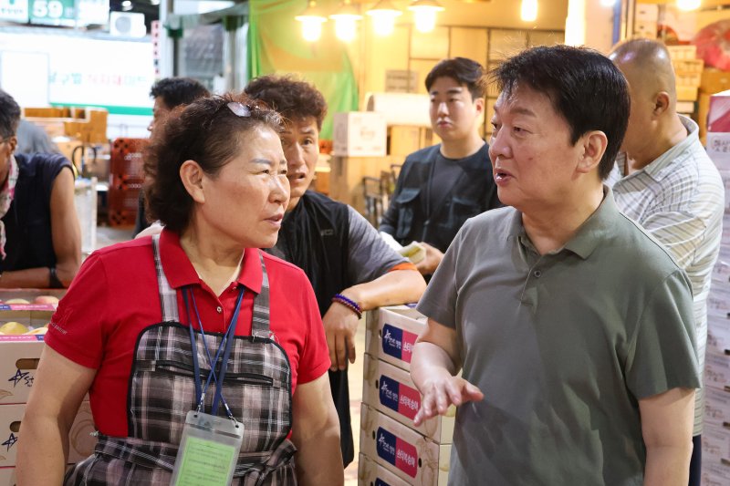 안철수 국민의힘 당대표 후보가 6일 대구농수산물도매시장을 찾아 폭염과 폭우 피해상황을 점검하고 상인들과 대화하고 있다. (안철수 의원실 제공. 재판매 및 DB 금지) 2025.8.6/뉴스1 ⓒ News1 유승관 기자