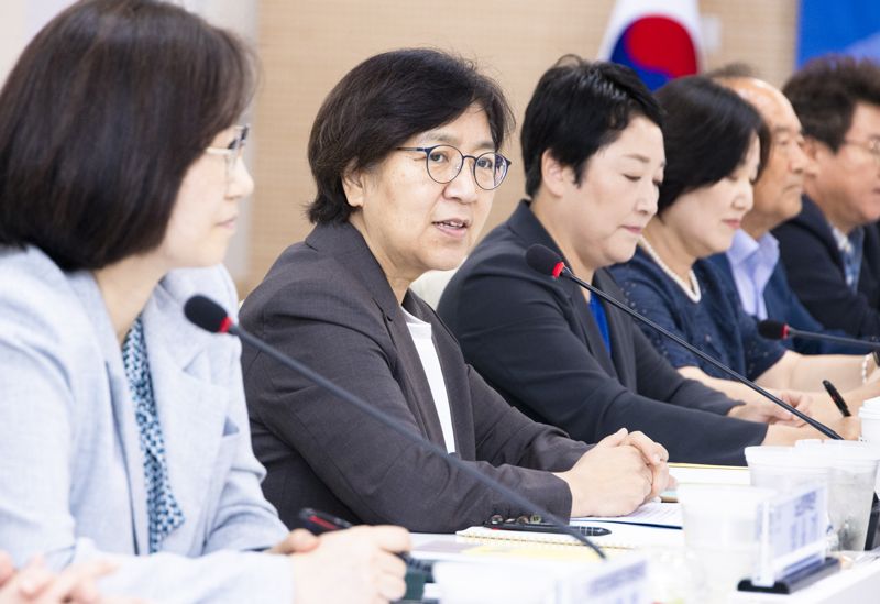 정은경 보건복지부 장관이 5일 광주시청에서 광주지역 의료·요양 통합돌봄 시범 사업 담당 공무원들과 간담회를 하고 있다. 보건복지부 제공