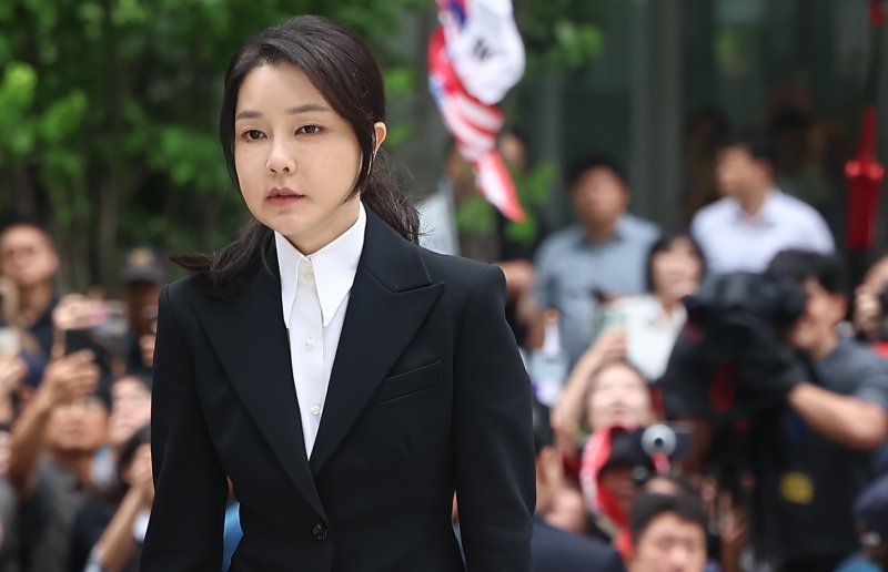 윤석열 전 대통령 부인 김건희 여사가 6일 서울 종로구에 마련된 김건희 특검팀(특별검사 민중기) 사무실로 조사를 받기 위해 출석하고 있다. 2025.8.6/뉴스1 ⓒ News1 김도우 기자