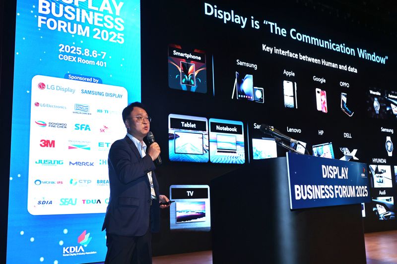 조성찬 삼성디스플레이 부사장이 6일 서울 강남구 코엑스에서 한국디스플레이산업협회 주최로 열린 '디스플레이 비즈니스 포럼 2025'에 참가해 연설을 하고 있다. 한국디스플레이산업협회 제공