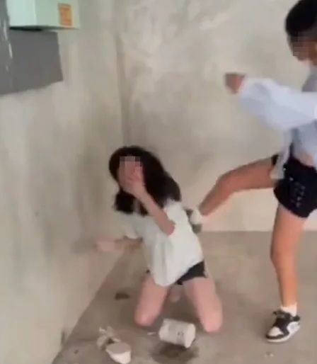 중국 쓰촨성 장유시에서 14세 여학생이 동급생들에게 집단 폭행을 당하고 있다. 이를 가해자들이 사진을 찍어 SNS에 유포하기도 했다. 사건이 알려지면서 현지에서 대규모 시위가 발생하는 등 사회적 파장이 확산되고 있다. 웨이보 갈무리 뉴시스