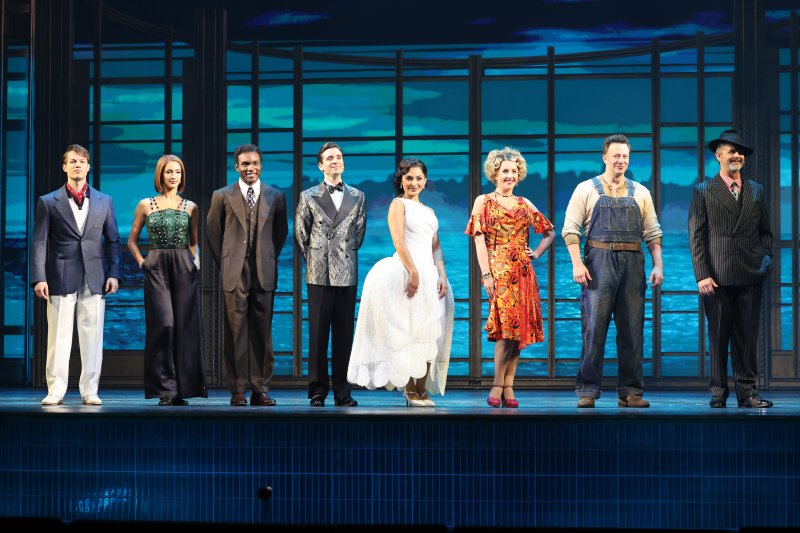 뮤지컬 '위대한 개츠비' 출연 배우 매트 도일(제이 개츠비 역), 센젤 아마디(데이지 뷰캐넌 역), 제럴드 시저(닉 캐러웨이), 엠버 아르들리노(조던 베이커 역), 제나 드 월(머틀 윌슨 역), 웨스 윌리엄스(톰 뷰 캐넌 역), 텔리 세션스(조지 윌슨 역), 에드 스타우덴마이어(울프심 역)가 6일 서울 강남구 GS아트센터에서 기자간담회를 하고 있다. 뉴시스