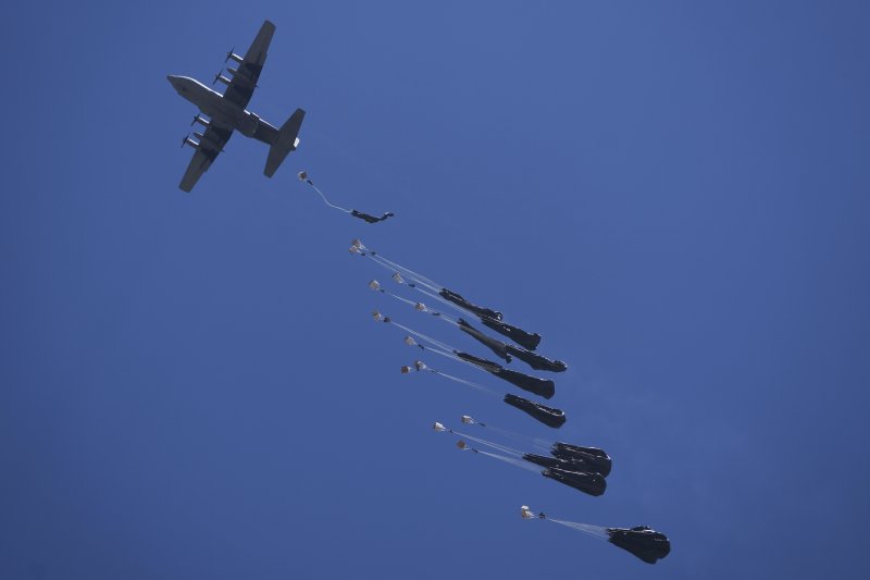 [데이르알발라=AP/뉴시스] 5일(현지 시간) 가자지구 중부 데이르알발라에서 수송기 한 대가 팔레스타인 주민들에게 전달한 인도적 지원 물품을 투하하고 있다. 2025.08.06.