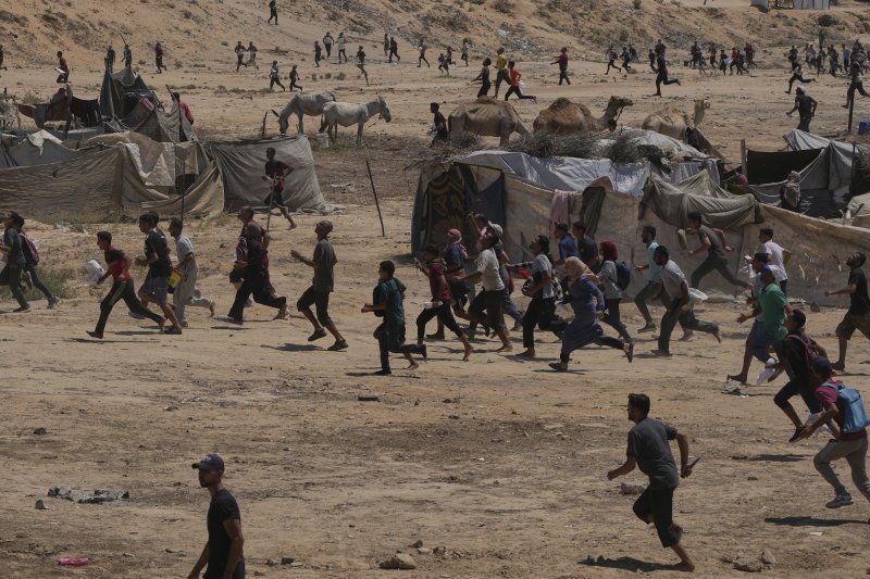 [자와이다=AP/뉴시스] 4일(현지 시간) 가자지구 중부 자와이다에서 팔레스타인 주민들이 낙하산으로 투하되는 인도적 지원 물품을 받기 위해 몰려들고 있다. 2025.08.05.