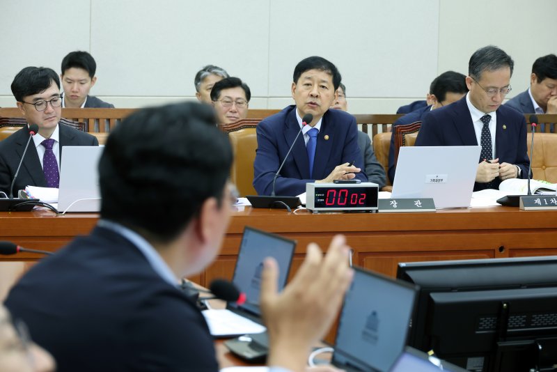 [서울=뉴시스] 고승민 기자 = 구윤철 경제부총리 겸 기획재정부 장관이 6일 서울 여의도 국회에서 열린 기획재정위원회 전체회의에서 의원 질의에 답하고 있다. 2025.08.06. kkssmm99@newsis.com