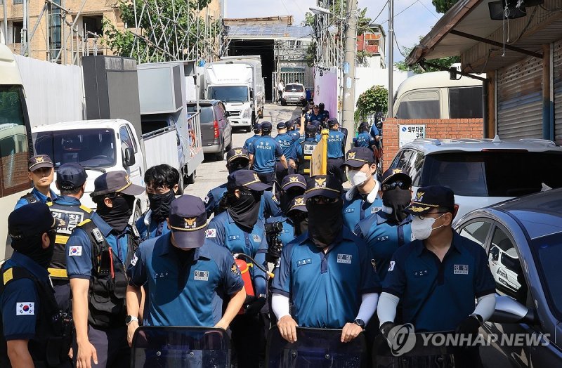 경찰, 전광훈·사랑제일교회 압수수색 (출처=연합뉴스)