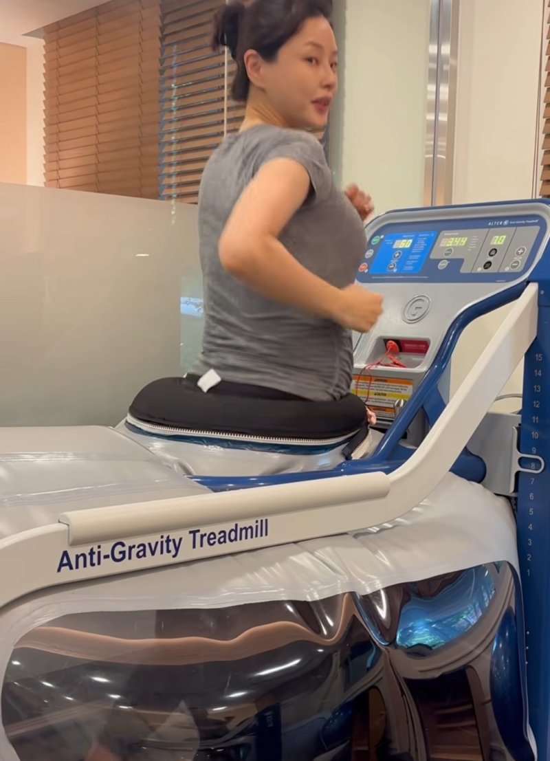 이하늬 만삭에도 운동 포기 못해…런닝머신서 '브이'