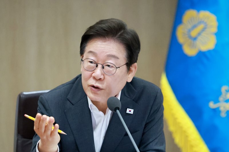 이재명 대통령이 29일 서울 용산 대통령실 청사에서 열린 국무회의에서 참석자들과 중대재해 반복 발생 근절 대책 관련 토론을 하고 있다.뉴시스