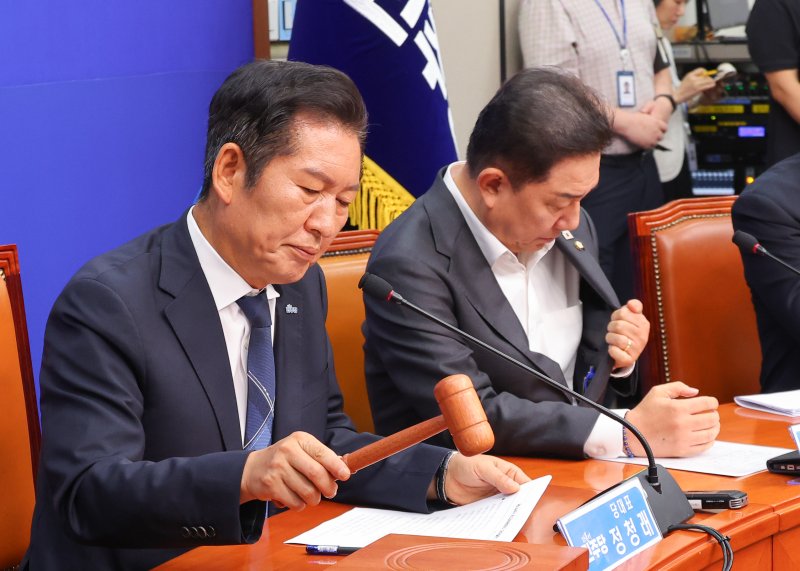 휴가 복귀 앞둔 李대통령…'李&middot;曺&middot;鄭' 실타래 어떻게 풀까