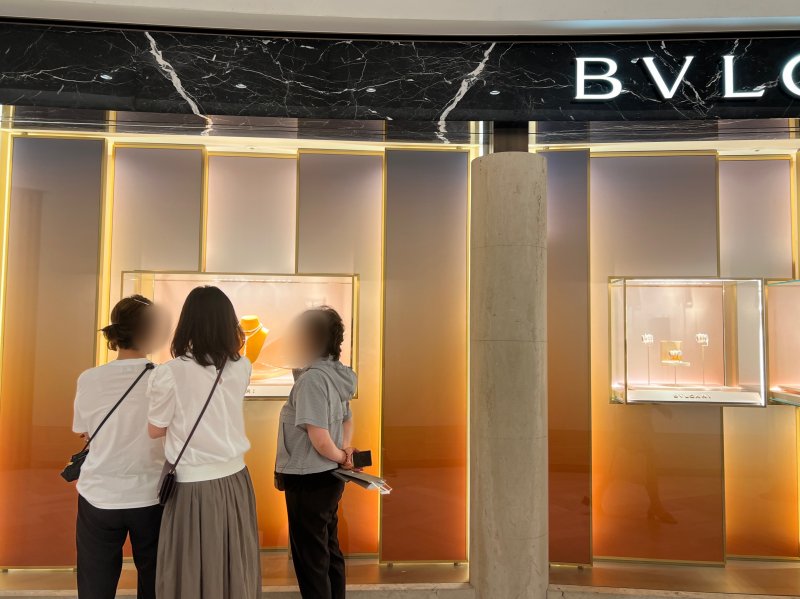 6일 오전 서울 서초 신세계백화점 강남점 명품관에서 고객들이 진열된 주얼리를 구경하고 있다. 사진=김현지 기자