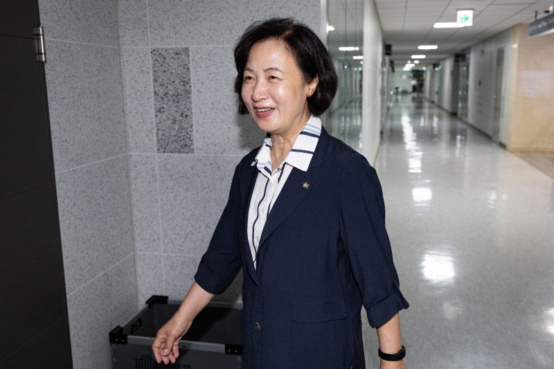 국회 법제사법위원장에 내정된 추미애 더불어민주당 의원이 6일 서울 여의도 국회 의원회관 사무실로 들어서고 있다. 2025.8.6/뉴스1 ⓒ News1 유승관 기자