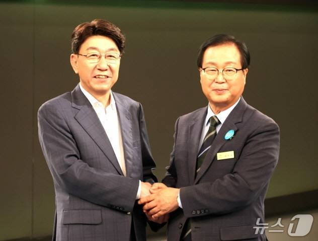 지난 5일 열린 1차 토론에 전 악수하고 있는 우범기 전주시장(사진 왼쪽)과 유희태 완주군수(전주시 제공, 재판매 및 DB 금지)/뉴스1