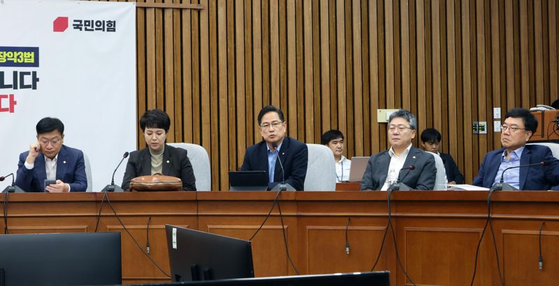국민의힘 메이저 바카라사이트 캡틴 기획재정위원회 간사가 5일 국회에서 열린 원내대책회의에서 발언하고 있다. 사진=박범준 기자