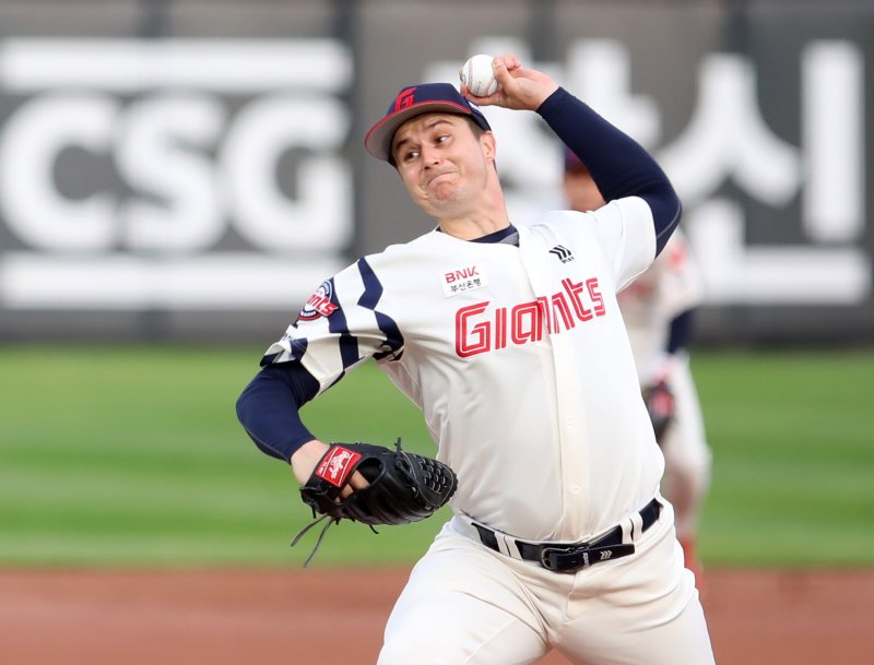 7일 오후 부산 사직야구장에서 열린 '2025 신한 SOL 뱅크 KBO리그' 프로야구 롯데 자이언츠와 SSG 랜더스의 경기, 롯데 선발 데이비슨이 역투하고 있다. 2025.5.7/뉴스1 ⓒ News1 윤일지 기자