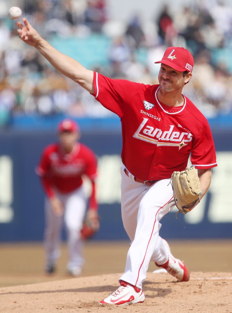 8일 오후 대구 삼성라이온즈파크에서 열린 프로야구 '2025 신한 SOL 뱅크 KBO 리그' SSG 랜더스와 삼성 라이온즈의 시범경기, 1회말 SSG 선발 앤더슨이 역투하고 있다. 2025.3.8/뉴스1 ⓒ News1 공정식 기자
