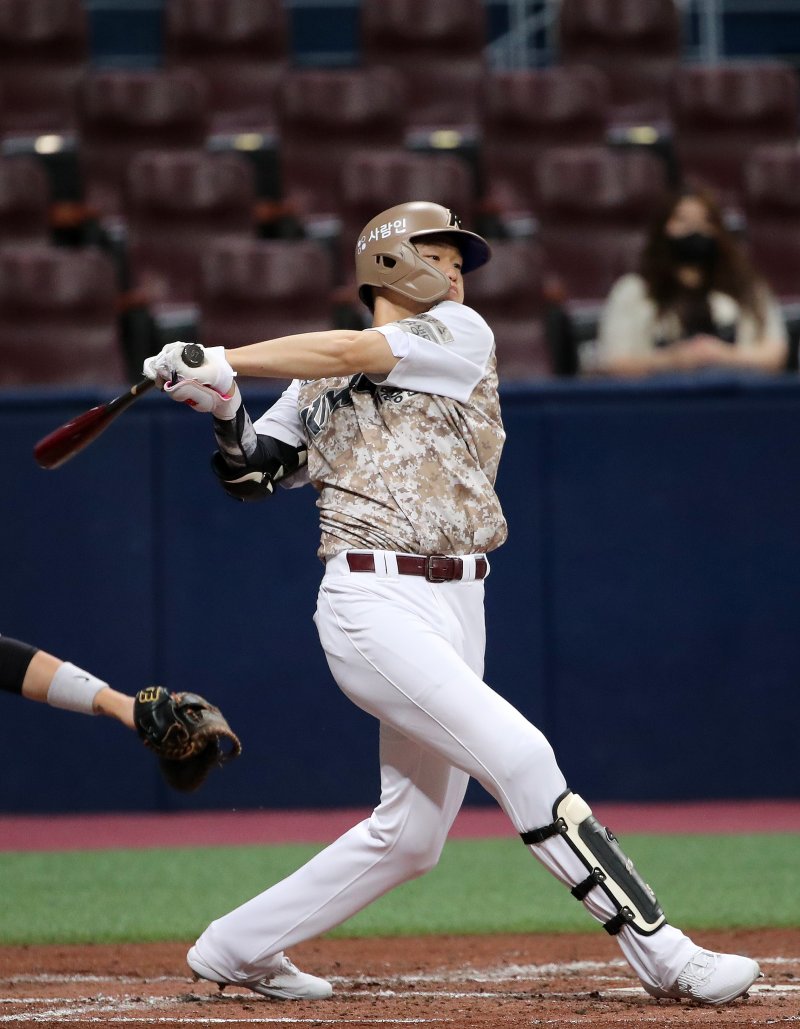8일 서울 구로구 고척스카이돔에서 열린 프로야구 '2022 신한은행 SOL KBO리그' kt위즈와 키움 히어로즈의 경기, 키움 박주홍이 2회말 2사 만루에서 2타점 적시타를 치고 있다. 2022.6.8/뉴스1 ⓒ News1 김진환 기자