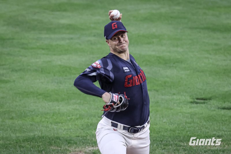 10승 투수 보내고 벨라스케즈 영입... 김태형 감독의 목표는 3위가 아니다