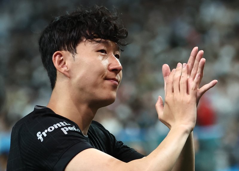 3일 오후 서울 마포구 서울월드컵경기장에서 열린 쿠팡플레이 시리즈 토트넘 홋스퍼와 뉴캐슬 유나이티드의 경기에서 사실상 토트넘 마지막 경기를 치른 손흥민이 팬들을 향해 인사하고 있다. 2025.8.3/뉴스1 ⓒ News1 김민지 기자