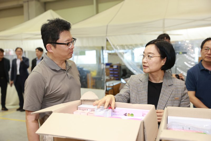 [경기광주=뉴시스] 지난 6일 경기 광주시 실리콘투 물류센터에서 손인호 실리콘투 CFO(최고 재무 관리자)의 설명을 듣는 한성숙 중소벤처바카라사이트 순위부 장관. (사진=중소벤처바카라사이트 순위부 제공) 2025.08.07. photo@newsis.com *재판매 및 DB 금지