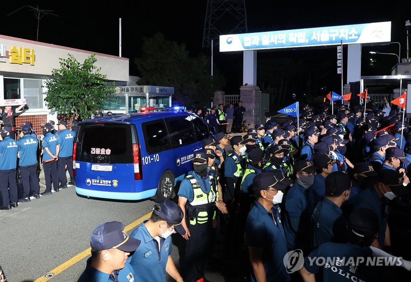서울구치소 들어가는 윤 전 대통령 탑승 차량 (출처=연합뉴스)