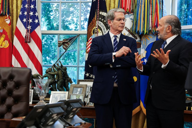 미국의 스콧 베선트 재무장관(왼쪽)이 지난 6일(현지시간) 미국 워싱턴DC 백악관에서 하워드 러트닉 미국 상무장관과 대화하고 있다.로이터연합뉴스