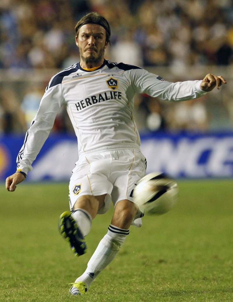 【마닐라=AP/뉴시스】LA갤럭시의 데이비드 베컴이 3일 필리핀 마닐라 리잘 메모리얼 스타디움에서 열린 필리핀 아즈카와의 친선경기에서 프리킥을 하고 있다. 베컴은 인도네시아 호주 등 3개국 투어 중이다. 배컴은 이날 경기에서 첫 골을 잡아내며 팀의 6-1승에 기여했다.