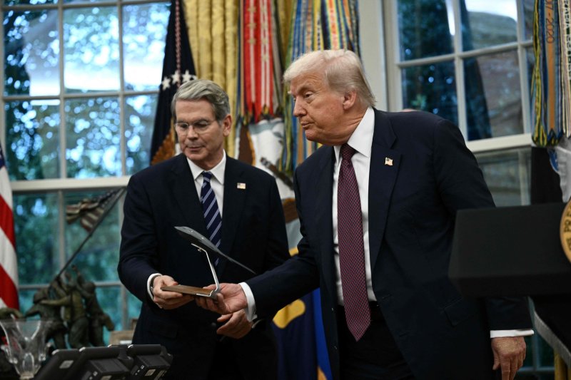 미국의 스콧 베선트 재무장관(왼쪽)이 지난 6일(현지시간) 미국 워싱턴DC 백악관에서 도널드 트럼프 미국 대통령에게 B-2 폭격기 모형을 건네고 있다.AFP연합뉴스