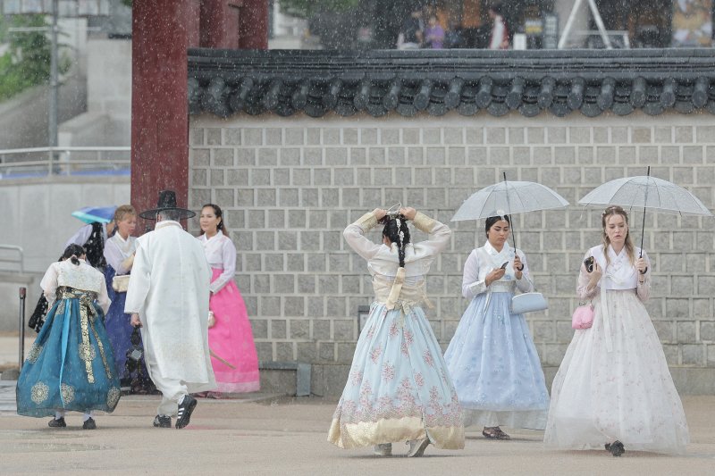 서울 경복궁을 찾은 외국인 관광객들의 모습. 2025.8.6/뉴스1 ⓒ News1 신웅수 기자