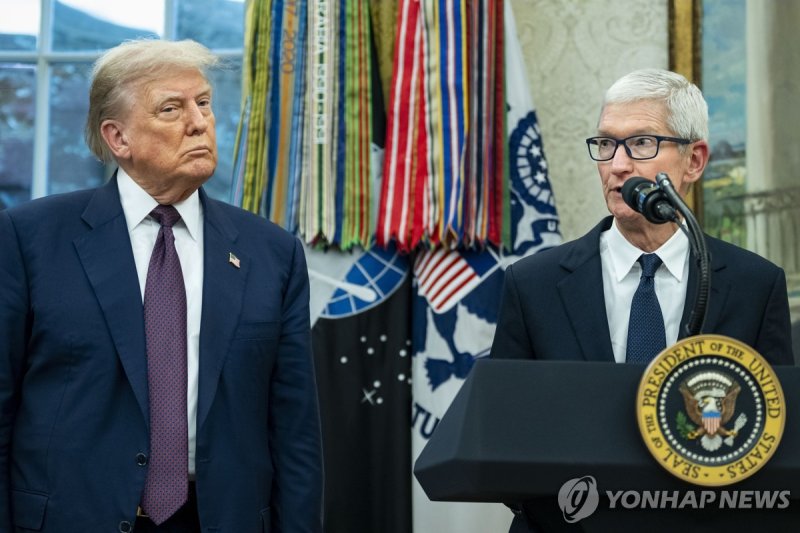 팀 쿡 애플 최고경영자(오른쪽) 발표 듣는 트럼프 미국 대통령 (출처=연합뉴스)