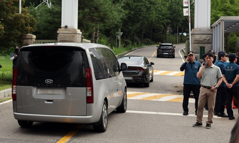 김건희 특검, 2차 체포 시도도 불발…"尹 완강한 거부"