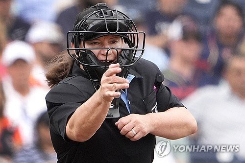 메이저리그 시범경기 주심으로 나선 젠 파월 (출처=연합뉴스)