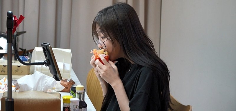 '1200만 유튜버' 쯔양 집공개, 냉장고만 4대…편의점인 줄