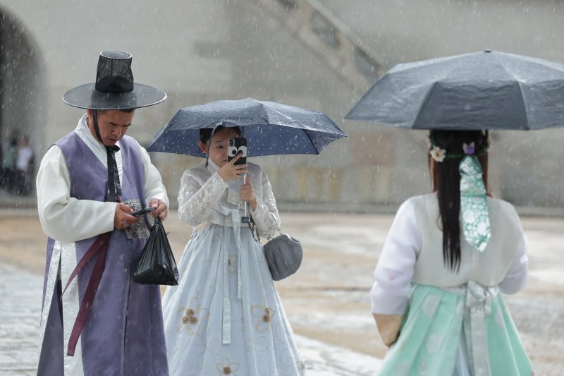 서울 경복궁을 찾은 외국인 관광객들. 2025.8.6/뉴스1 ⓒ News1 신웅수 기자