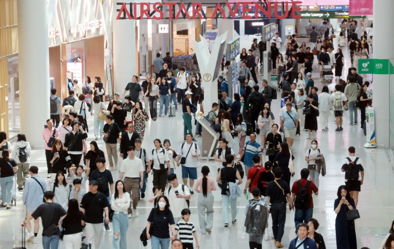 현충일 연휴가 시작된 6월 6일 오전 인천국제공항 제1터미널 면세점이 관광객들로 붐비고 있다.2025.6.6/뉴스1 ⓒ News1 김진환 기자