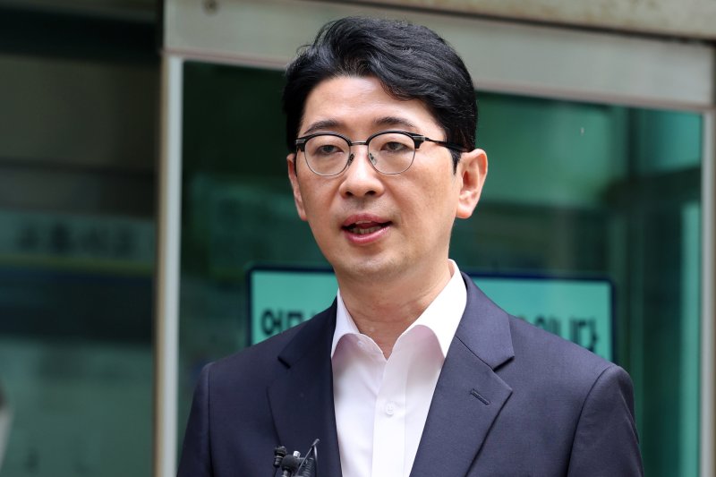 라이브 바카라의힘 당대표 후보인 주진우 의원이 6일 오전 서울 종로구 서울시경찰청에서 차명 주식거래 의혹을 받는 이춘석 의원에 대한 고발장 제출 후 취재진 질문에 답하고 있다. 2025.8.6/라이브 바카라1 ⓒ News1 황기선 기자