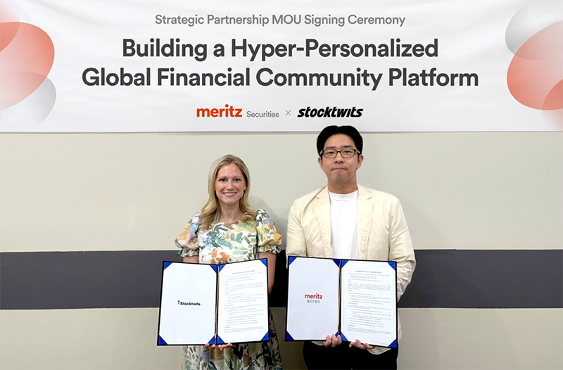 지난 5일(현지시간) 오후 미국 뉴욕에 위치한 스톡트윗츠 본사에서 메리츠증권 이장욱 전무(오른쪽)와 스톡트윗츠 안네 마리 지아누초스 최고상업책임자가 기념사진을 촬영하고 있다. 메리츠증권 제공.
